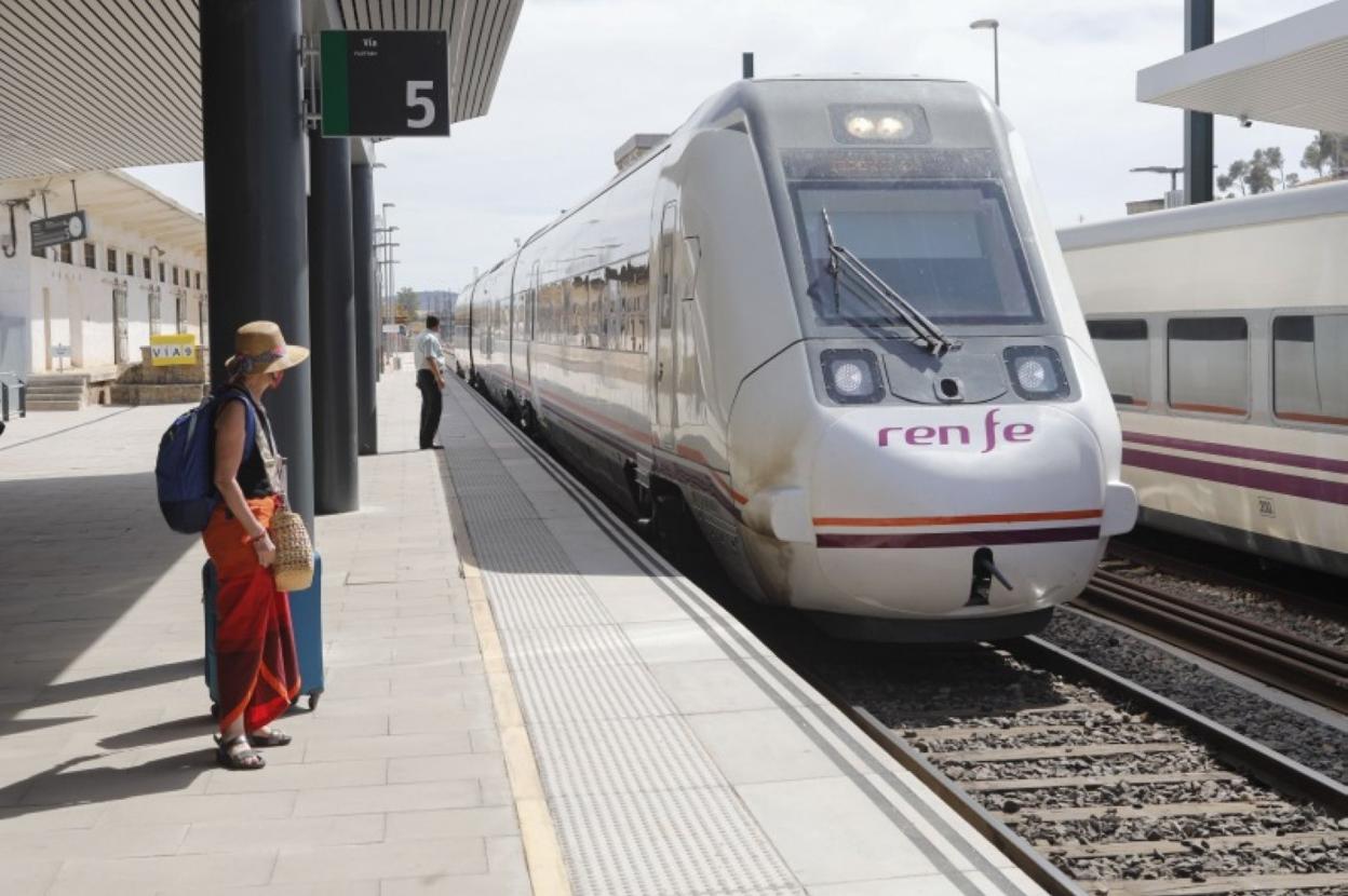 Una viajera espera el tren en la estación de Cáceres el pasado jueves. 