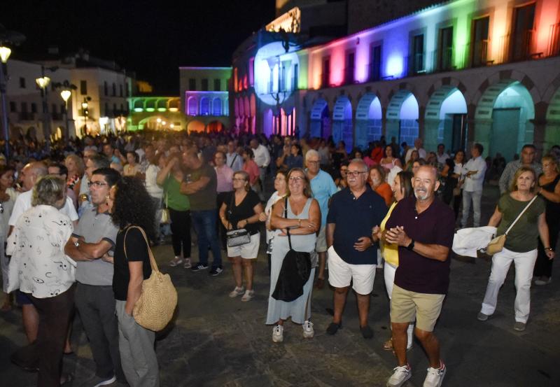 Fotos: Los pacenses disfrutan de la Noche en Blanco