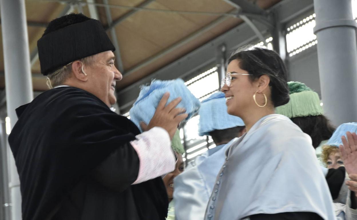 El rector, Antonio Hidalgo, impone el birrete a una nueva doctora de la UEx.