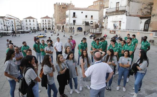 Foto de familia este martes por la tarde en la parte antigua.