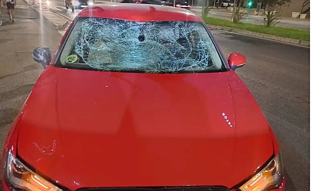La cabeza del menor rompió la luna del coche.