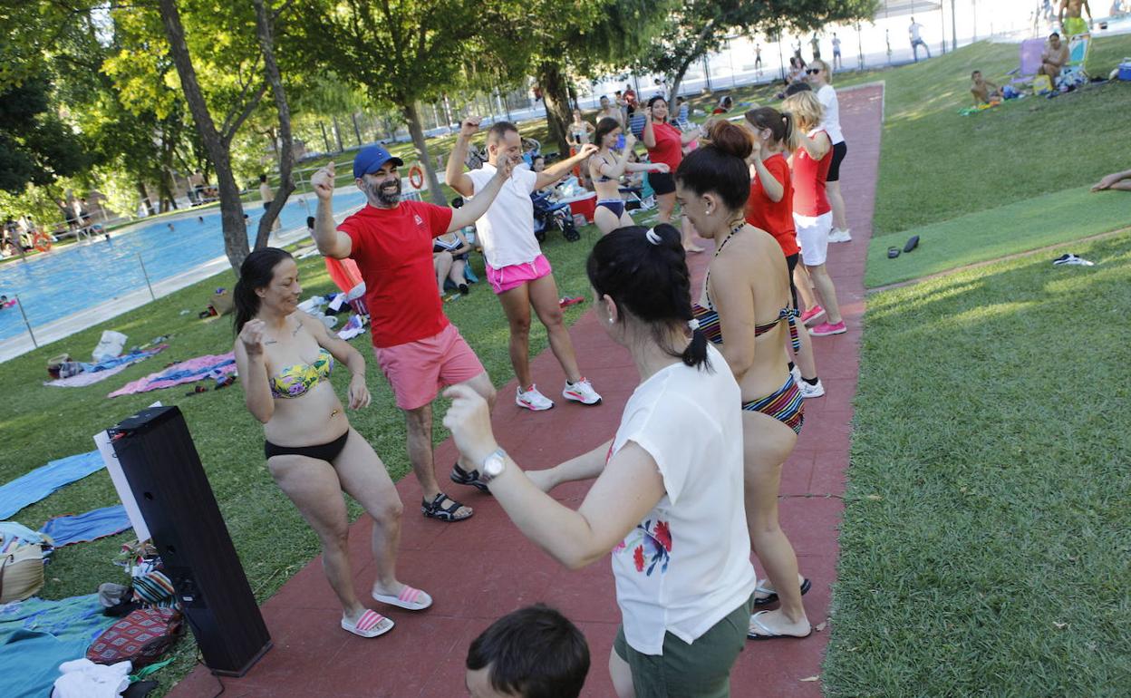 Clases impartidas este verano en las piscinas municipales por el grupo El Redoble. 