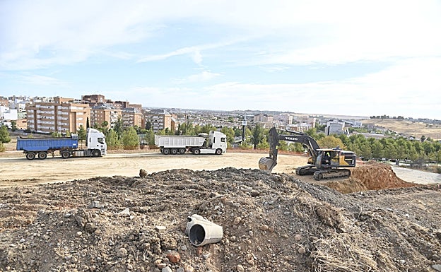Los camiones hacen cola en el cerro para sacar tierra 