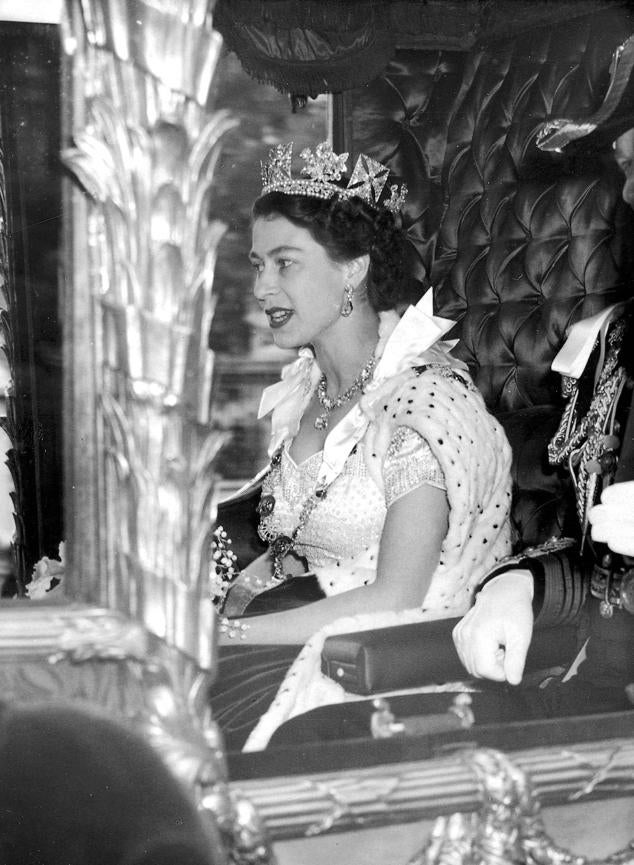 La princesa Isabel, en el coche que la llevó del Palacio de Buckingham a la Abadía de Westminster para su coronación, el 2 de junio de 1953.