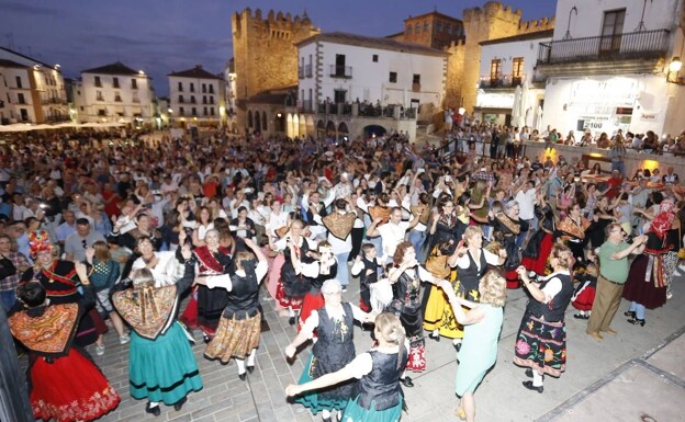 Baile multitudinario del Redoble este jueves por la noche en la Plaza Mayor de Cáceres. 