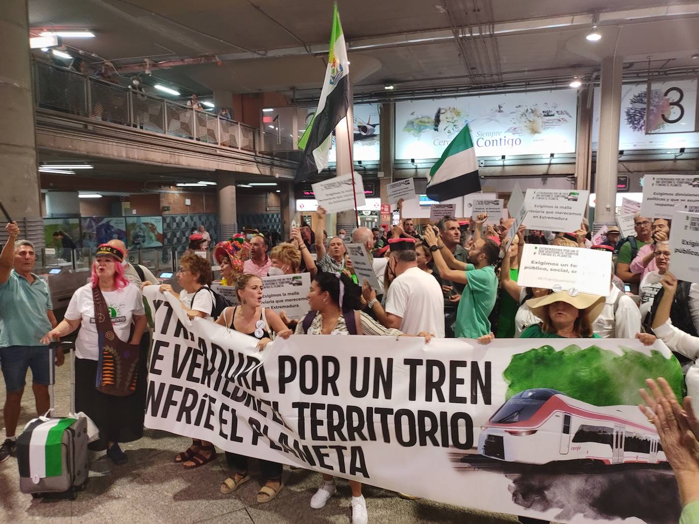 Fotos: La manifestación en Madrid por un tren digno para Extremadura