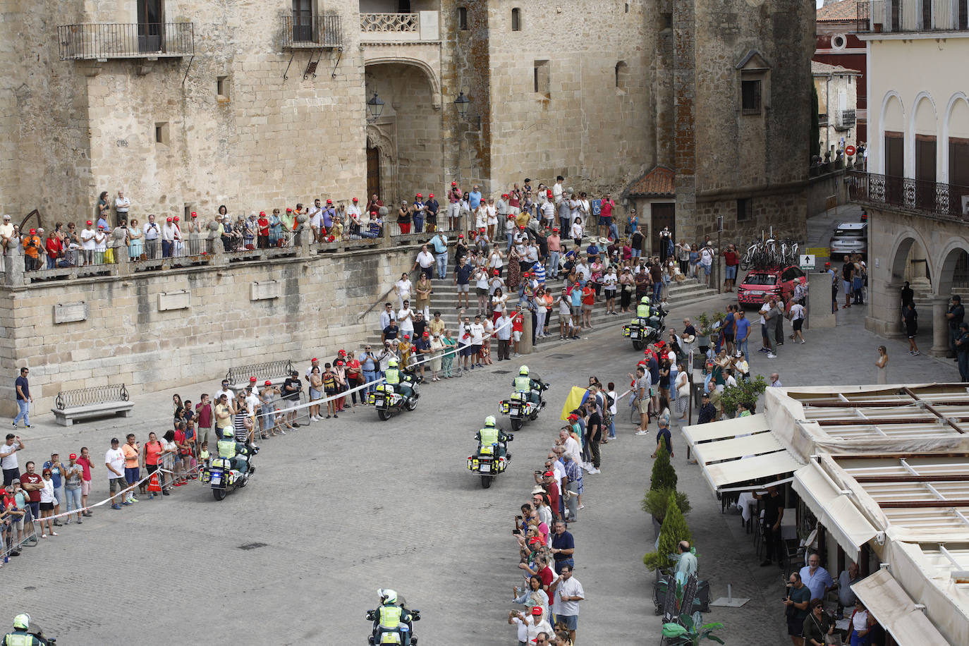 Cientos de personas arropan a la Vuelta en Trujillo