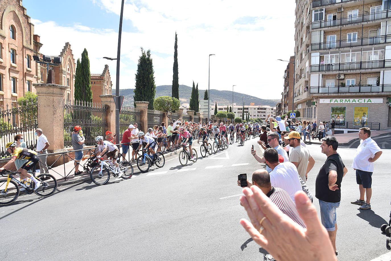 Ambiente al paso de la Vuelta por Plasencia. 