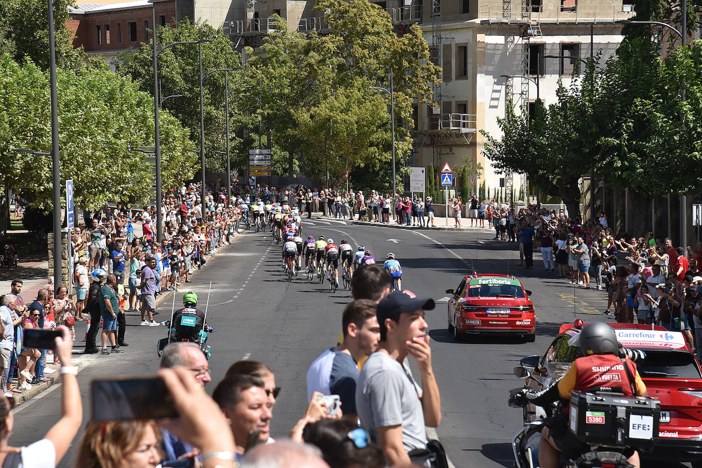 Ambiente al paso de la Vuelta por Plasencia. 