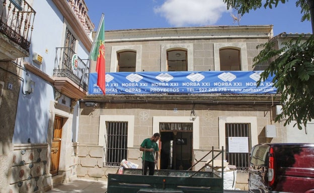 Esta casa de la Plaza de Canterías está en obras para albergar en su interior apartamentos turísticos. 