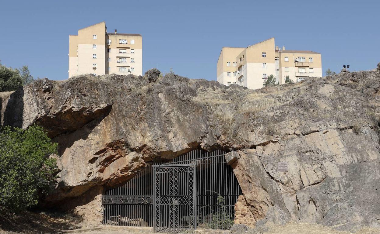 Entorno de la cueva de Maltravieso, que recibirá un impulso turístico a través de los fondos europeos. 