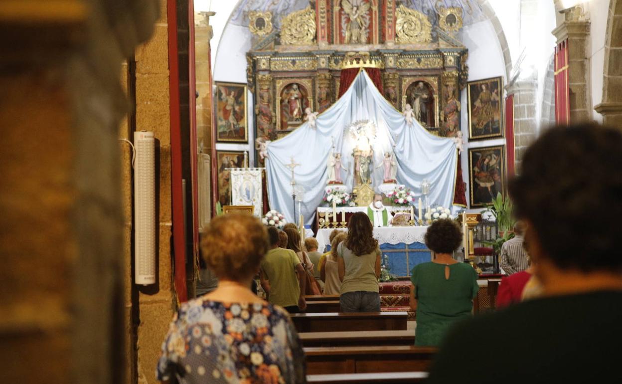 Ignacio Lojas Obregón durante la eucaristía que ha oficiado este domingo en Almoharín. 