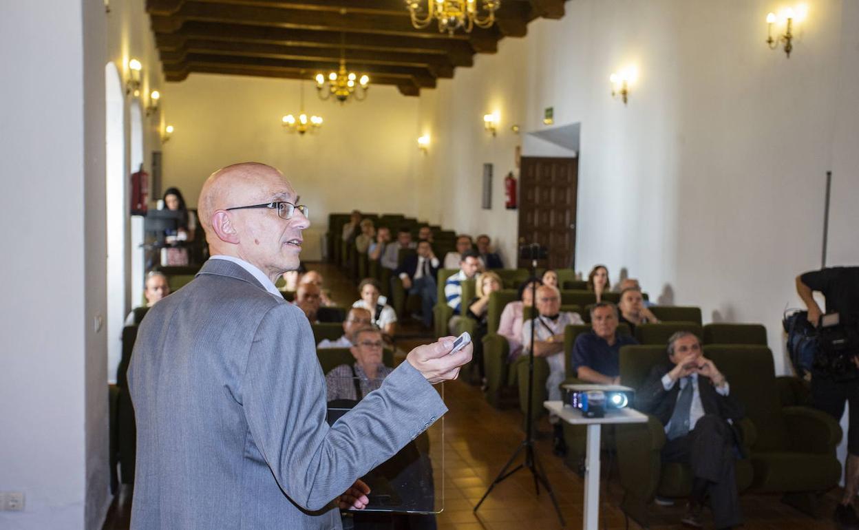 El CEO de Extremadura New Energies, Ramón Jiménez, en una presentación en mayo del proyecto minero. 