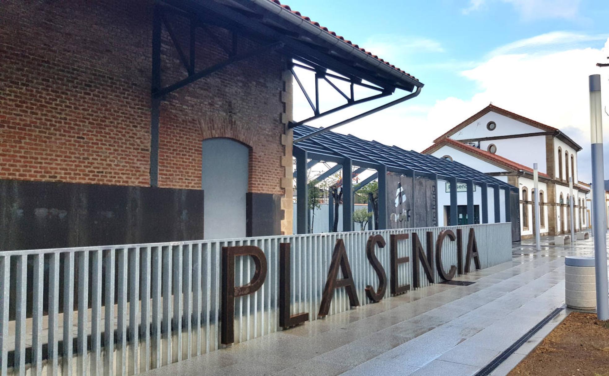 Local y espacio exterior bajo pérgola destinado al servicio de restauración de la estación. 