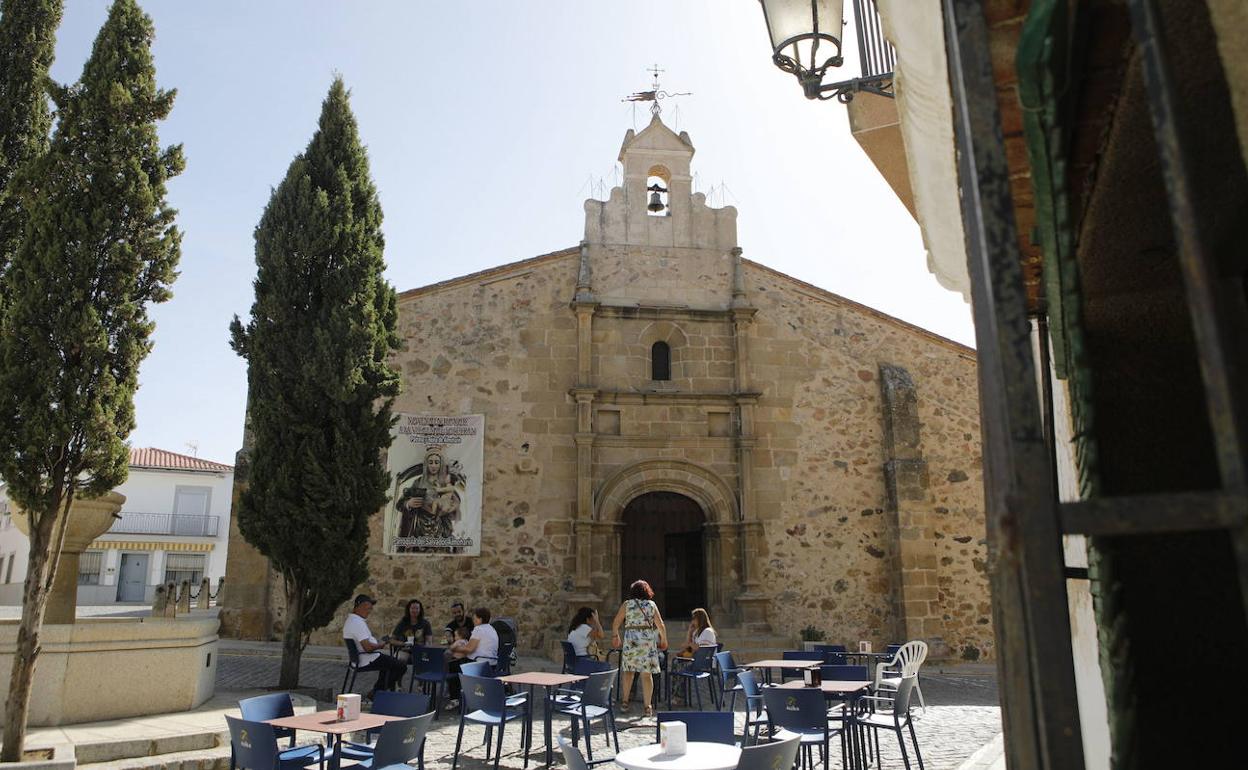 Exterior de la parroquia de Almoharín, el pasado domingo a media mañana. 