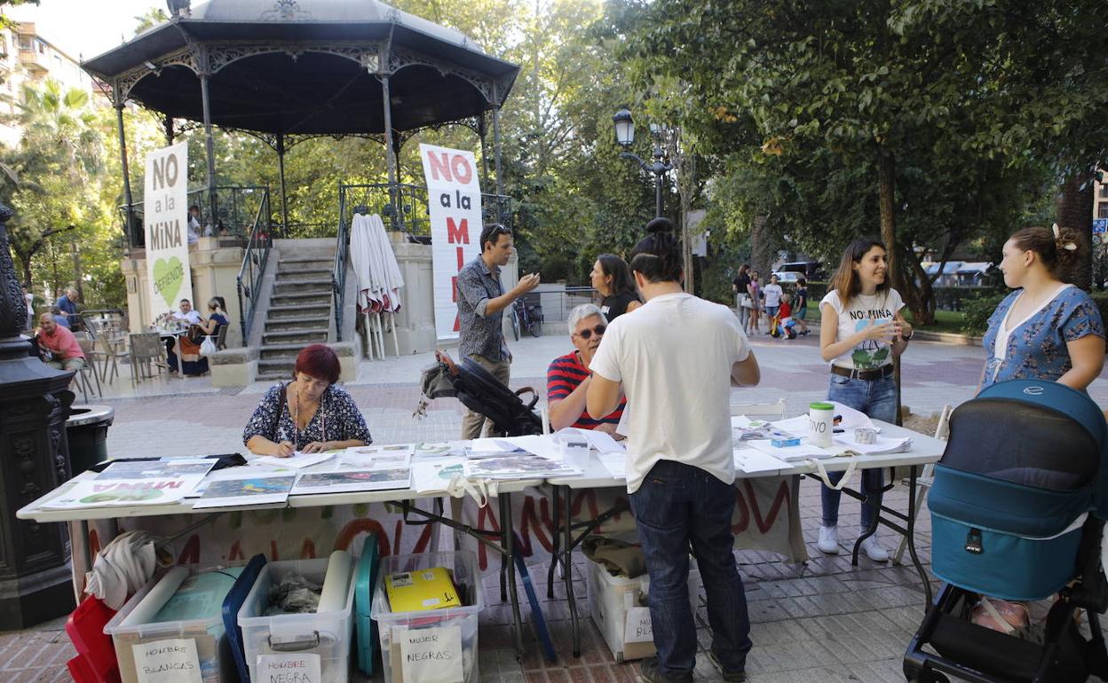 Recogida de firmas de Salvemos la Montaña contra el decreto del litio la semana pasada en el paseo de Cánovas. 