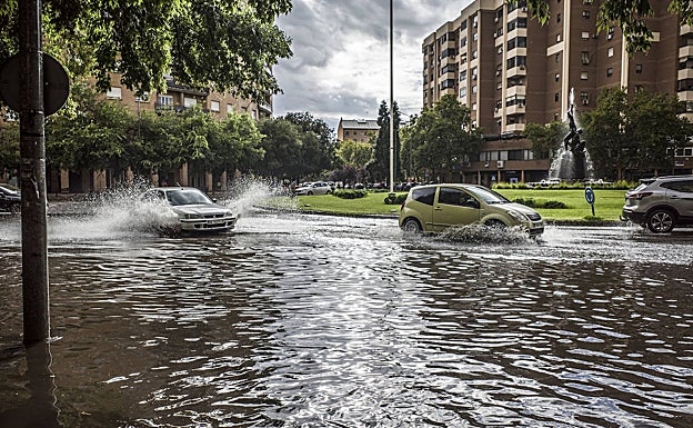 Una rotonda de Sinforiano Madroñero inundada esta tarde. 