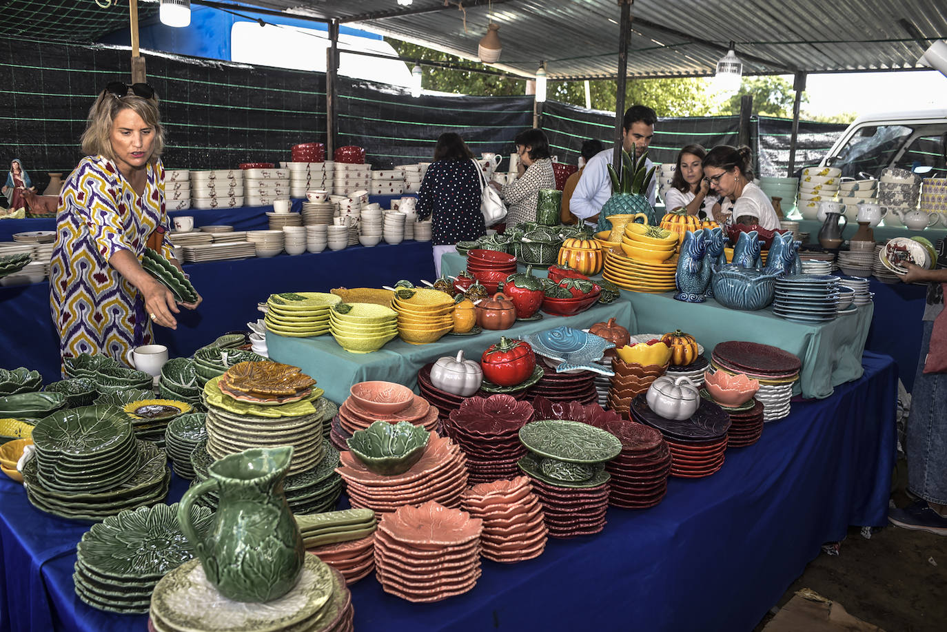 Pacenses comprando loza en la Feria de San Mateo