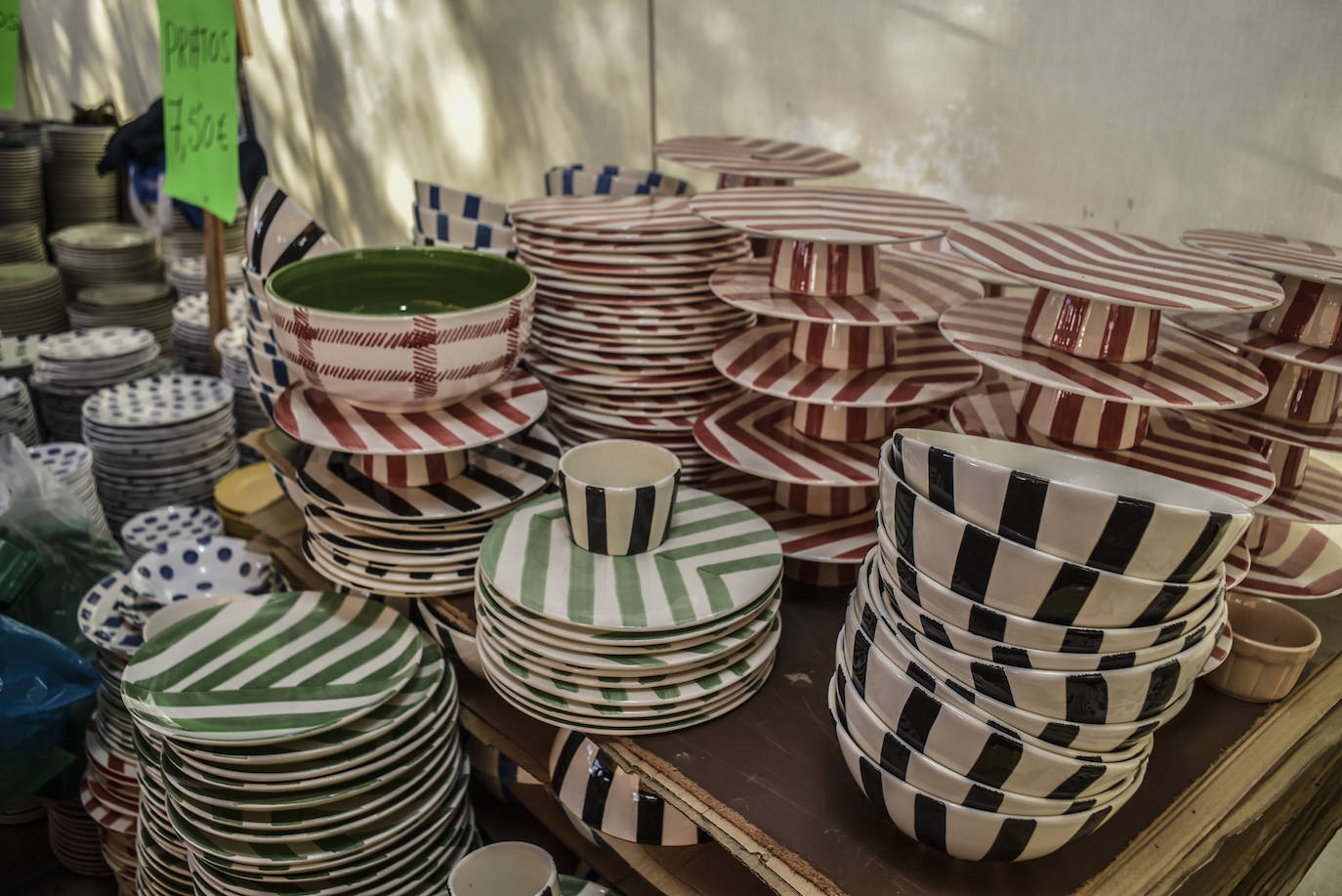 Pacenses comprando loza en la Feria de San Mateo