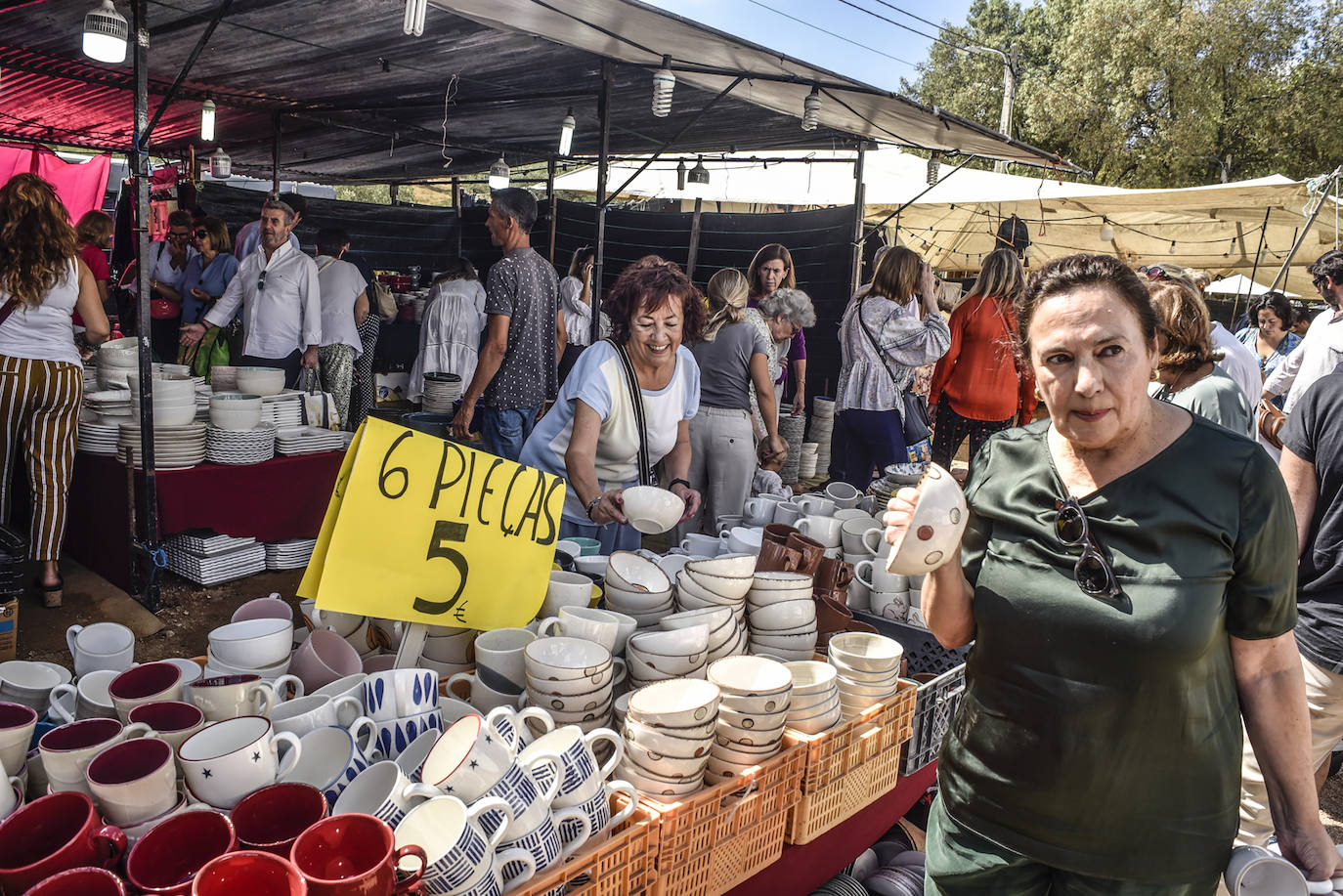 Pacenses comprando loza en la Feria de San Mateo