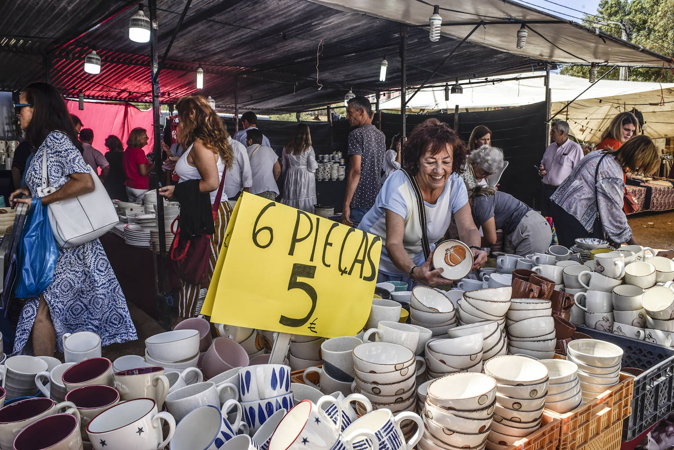 Pacenses comprando loza en la Feria de San Mateo