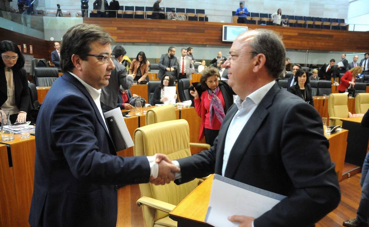 Fernández Vara (PSOE) y José Antonio Monago (PP) se saludan tras pactar las cuentas de 2016.