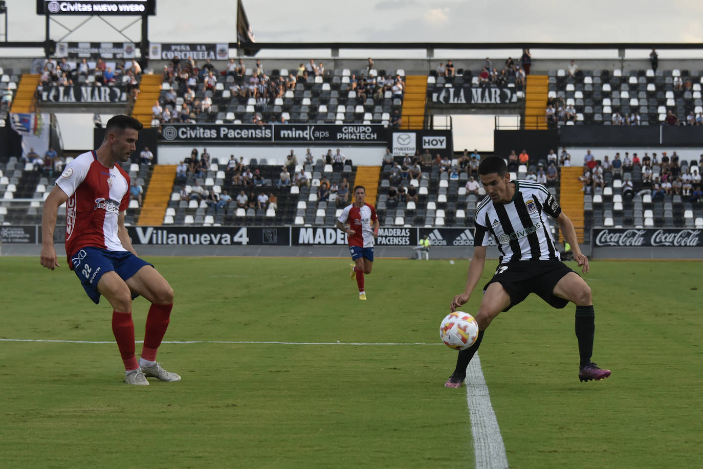 Fotos: El Algeciras tira de oficio y tumba al Badajoz