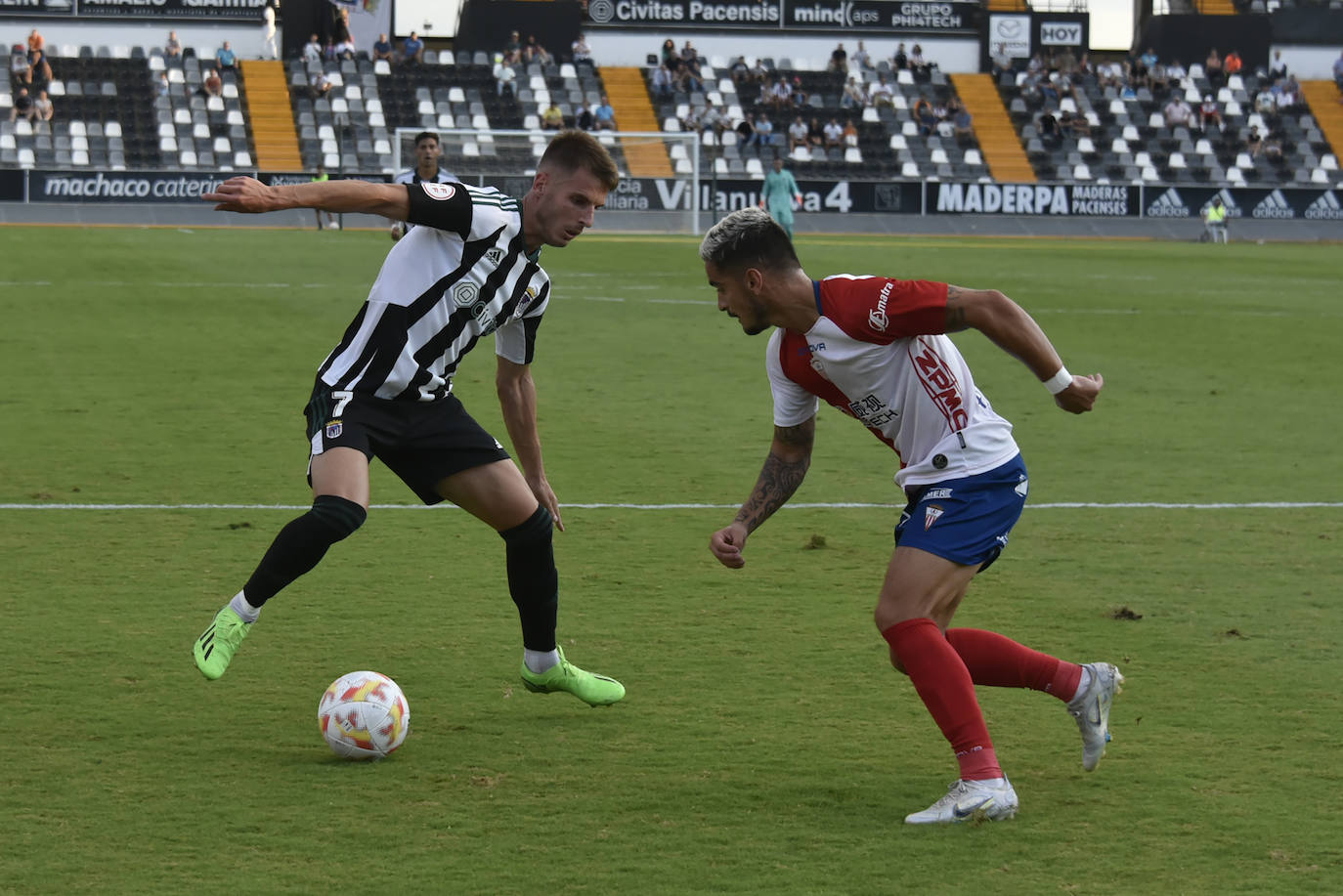 Fotos: El Algeciras tira de oficio y tumba al Badajoz