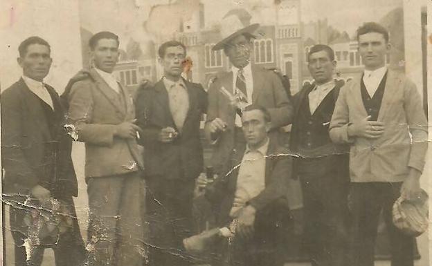 Imagen. Imagen de los hermanos Paredes tomada a principios de los años 30 en Puebla de la Reina.