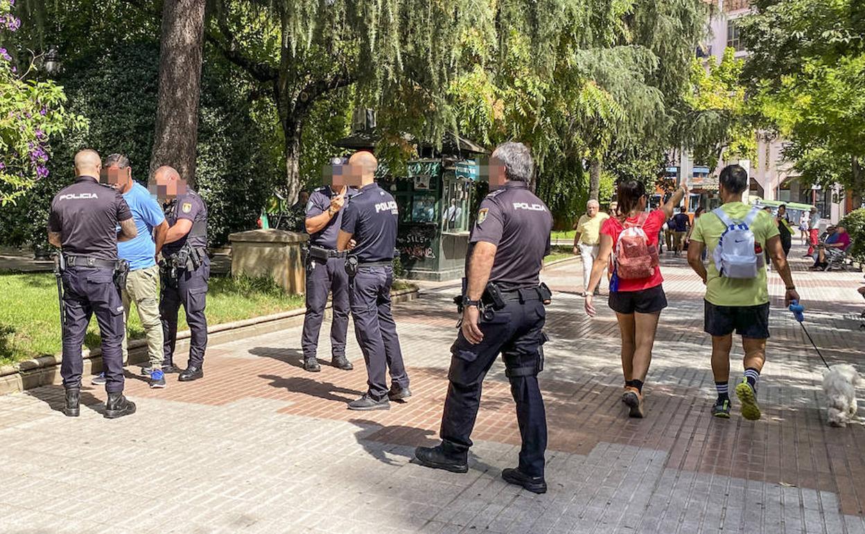 Momento en el que el detenido es esposado por la Policía. 