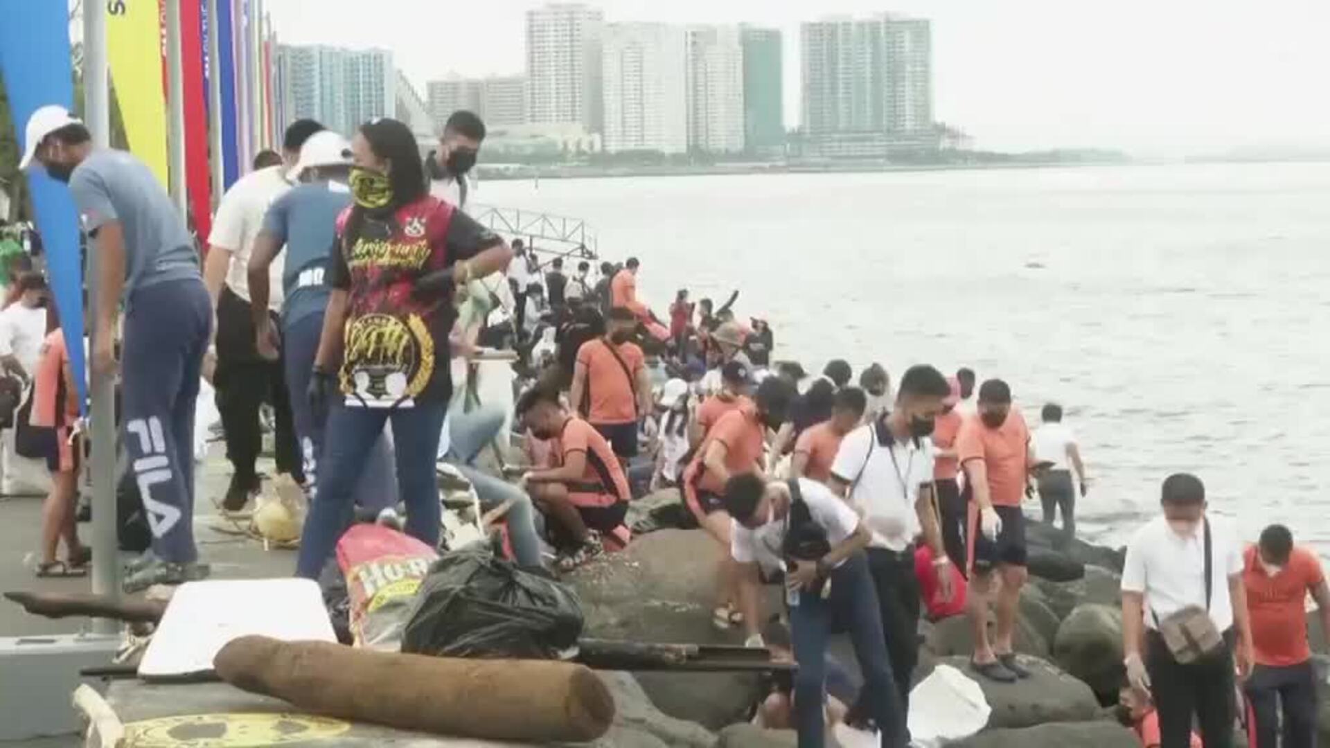 Cientos de voluntarios limpian de desechos la bahía de Manila