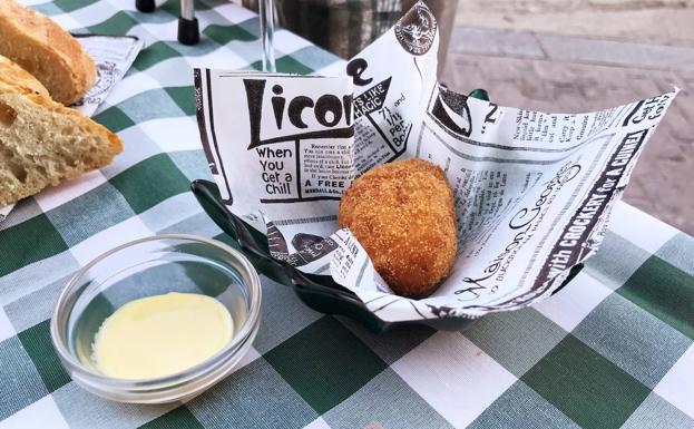 Croqueta con salsa.