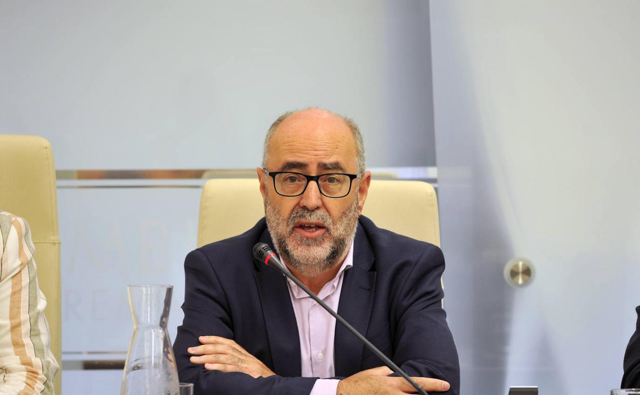 El secretario general de Presupuestos y Financiación de la Junta, Isidoro Novas, en la Asamblea. 