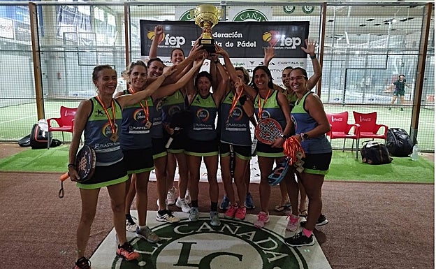Las chicas del Pádel Center celebran el título y el ascenso conseguido en las instalaciones del Club La Cañada de Badajoz. 
