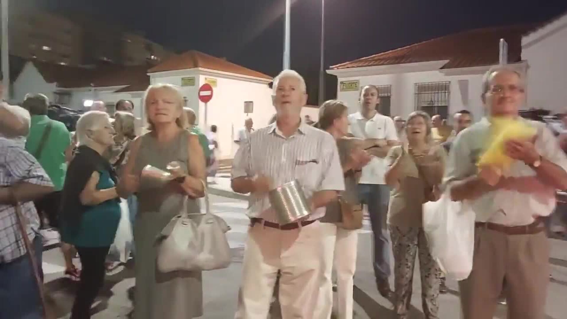 Más de un centenar de personas en la cacerolada contra los okupas en Badajoz