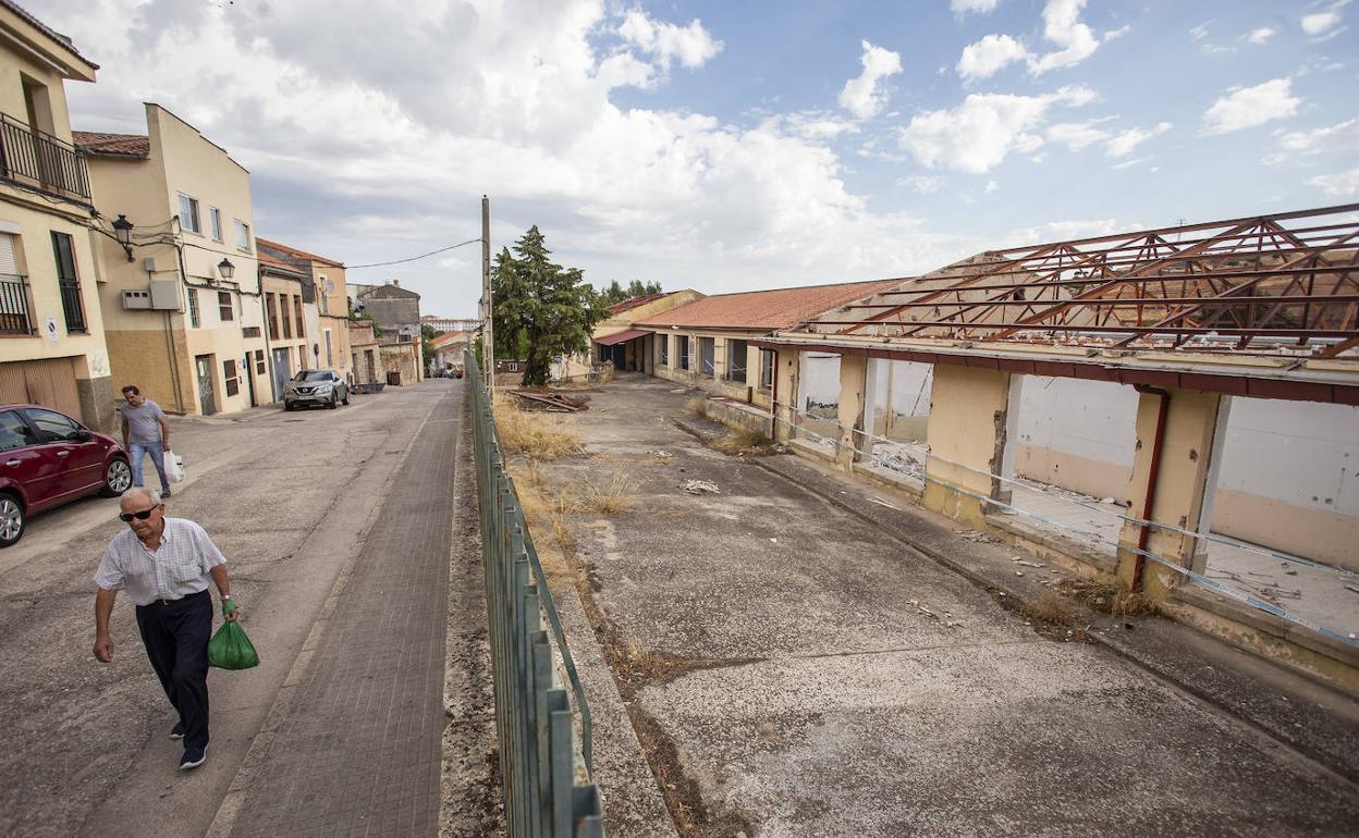 El viejo edificio del Madruelo ya ha sido despojado de algunos elementos y aguarda su demolición. 