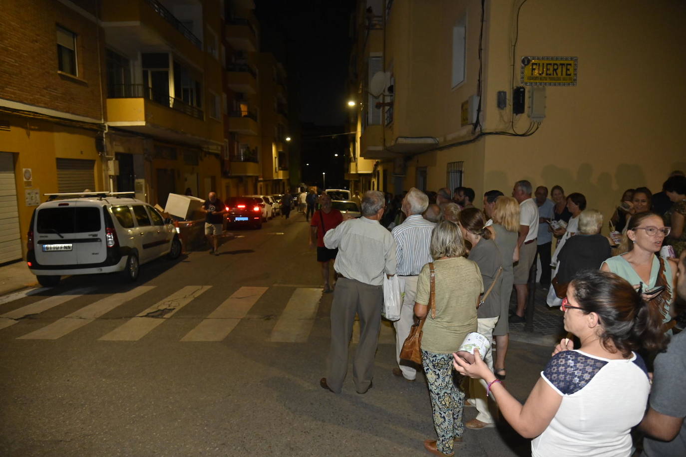 Vecinos protestando anoche en el rellano del piso okupado en Badajoz. 
