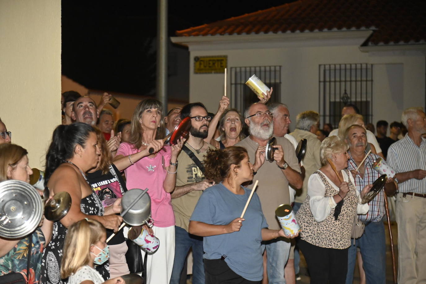 Vecinos protestando anoche en el rellano del piso okupado en Badajoz. 