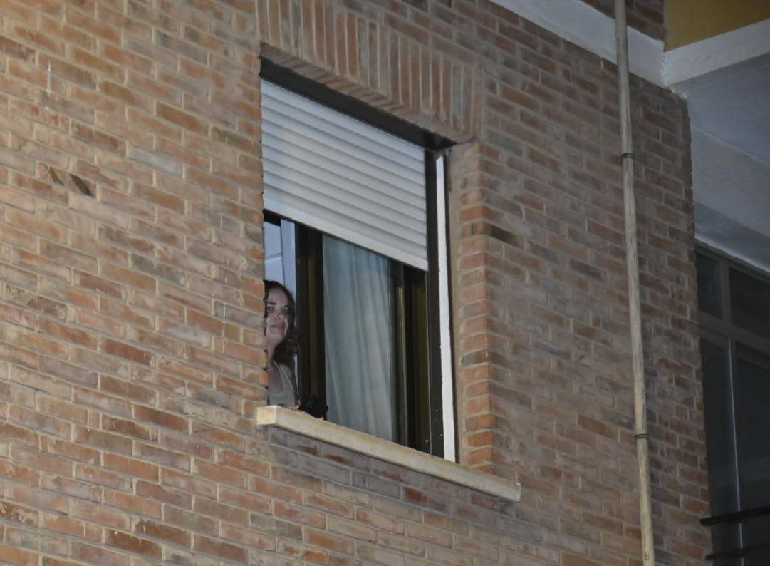 Vecinos protestando anoche en el rellano del piso okupado en Badajoz. 