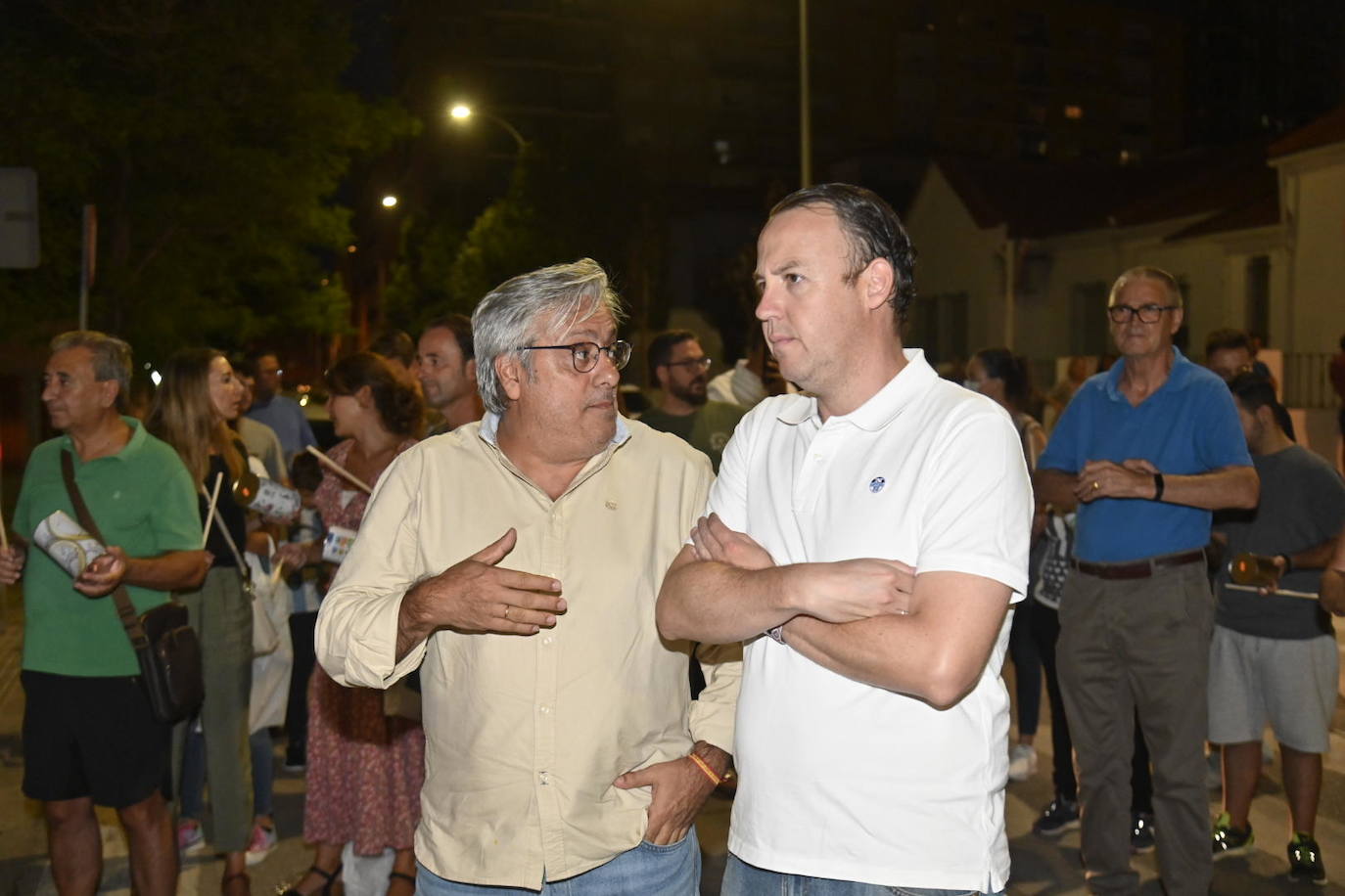 Vecinos protestando anoche en el rellano del piso okupado en Badajoz. 