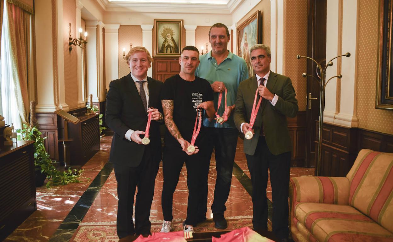 Ignacio Gragera, Rubén Tanco, Juancho Pérez y José Luis López durante la recepción al ciclista en el Ayuntamiento de Badajoz. 