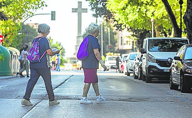 Dos mujeres caminaban este jueves por la calzada de la avenida de España. 