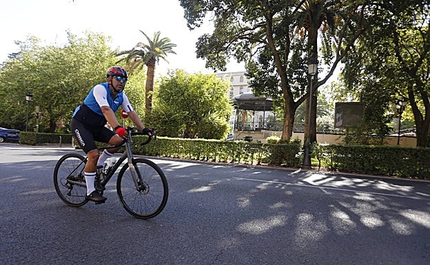 Las bicicletas pueden circular hoy por el centro de la ciudad sin el agobio del tráfico. 
