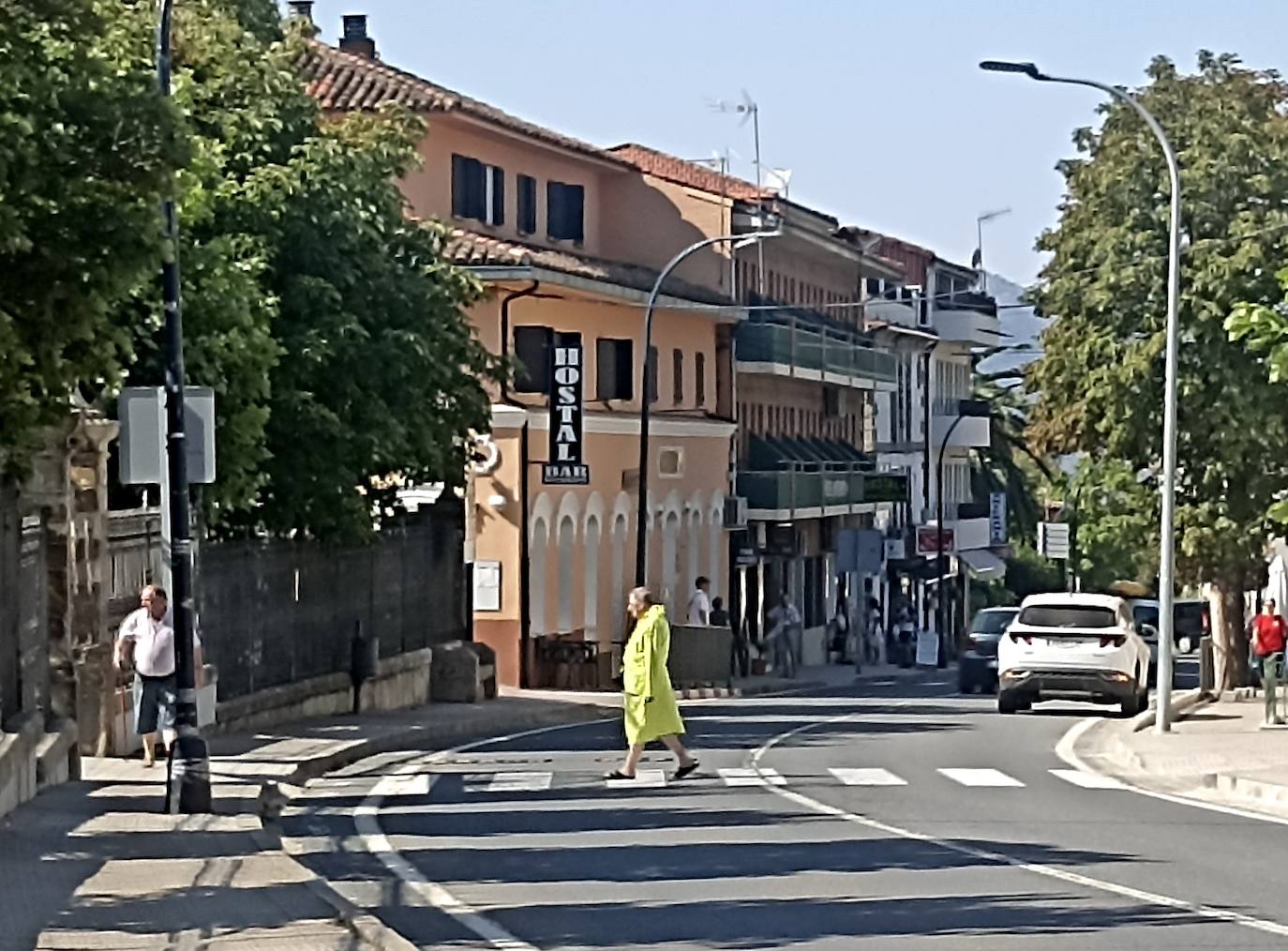 Cruzando la localidad con un 'discreto' albornoz verde.