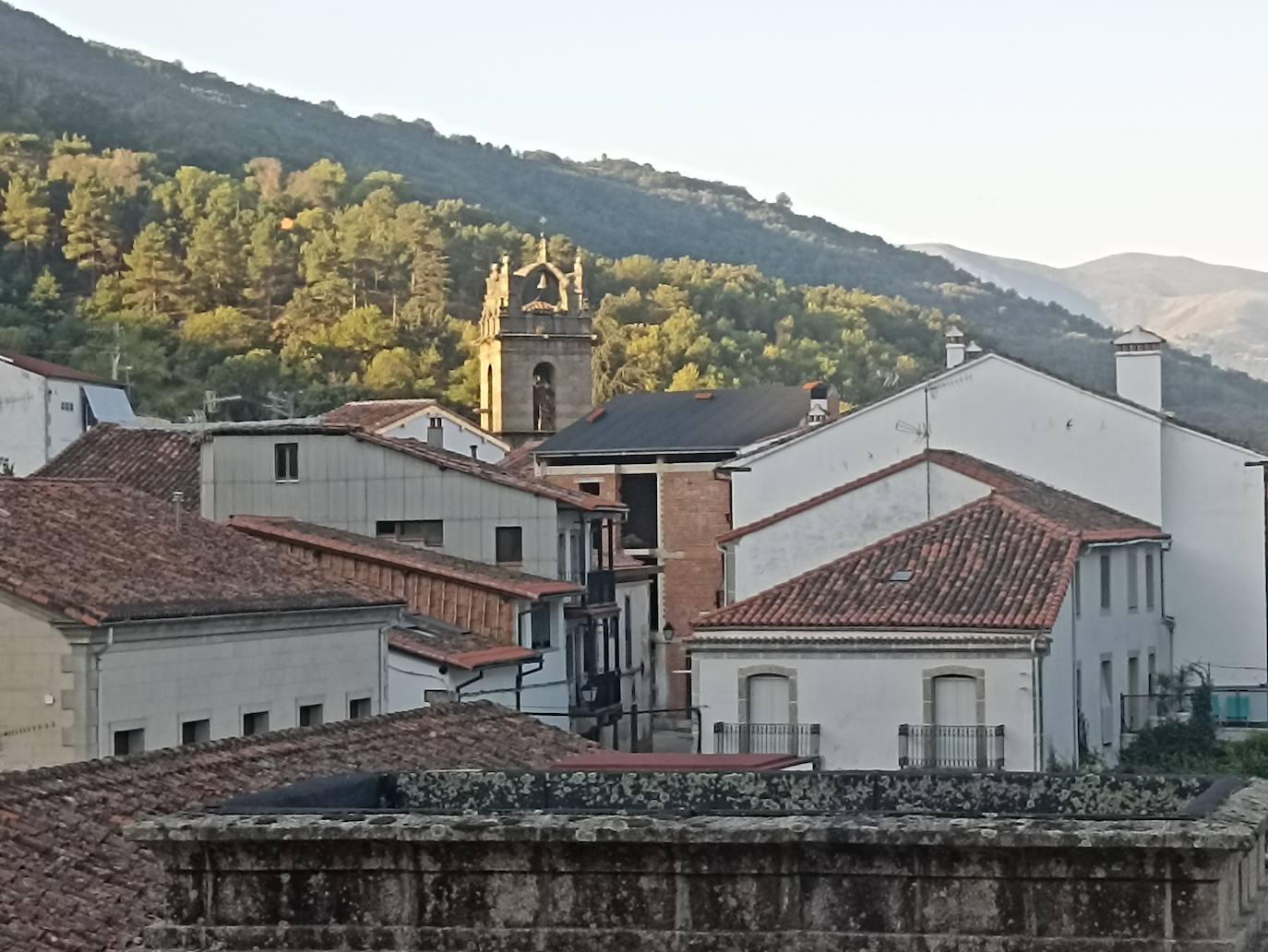 La Iglesia de Santa María de la Asunción vista desde El Gran Hotel Balneario.