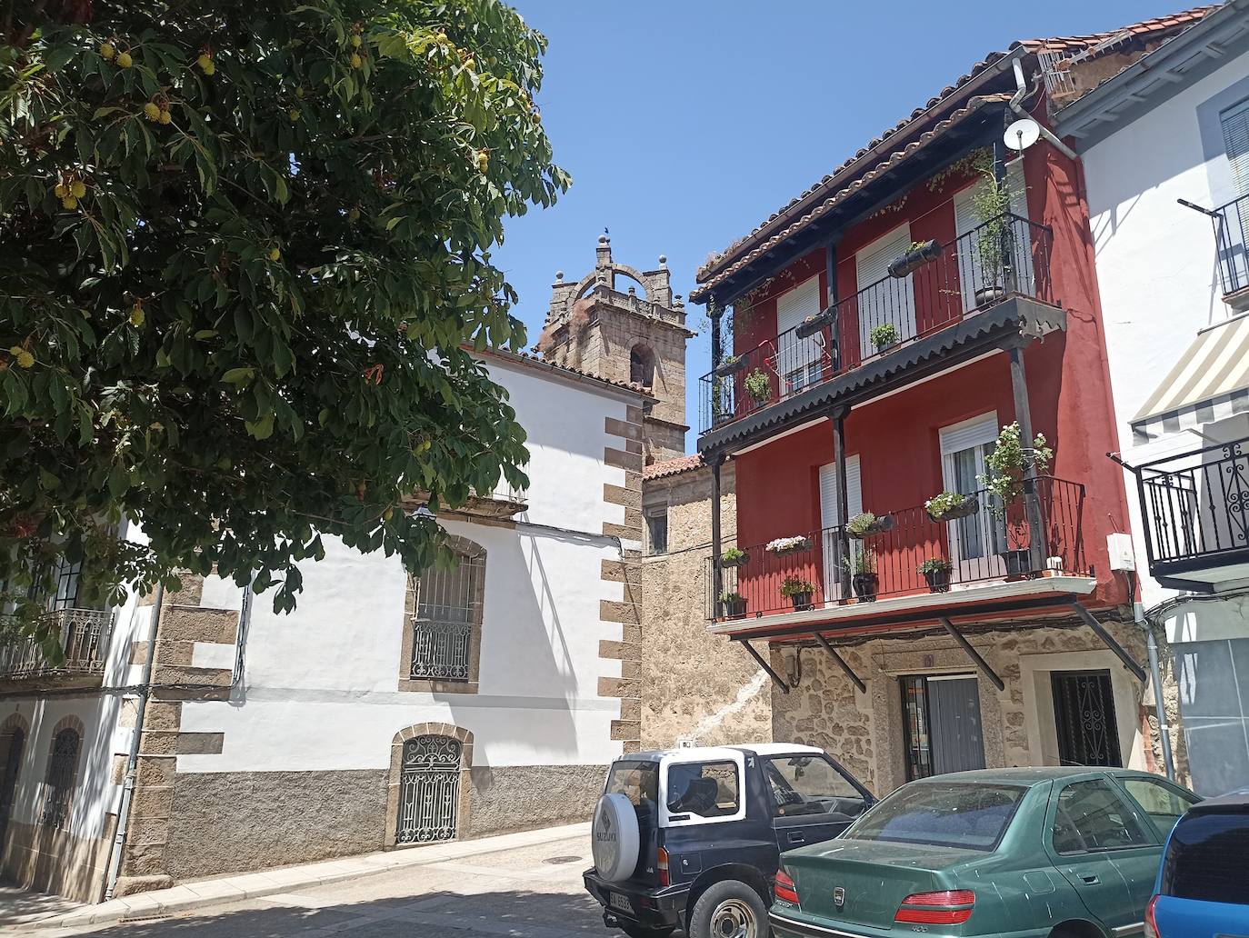 La Iglesia de Santa María de la Asunción entre las calles de Baños.