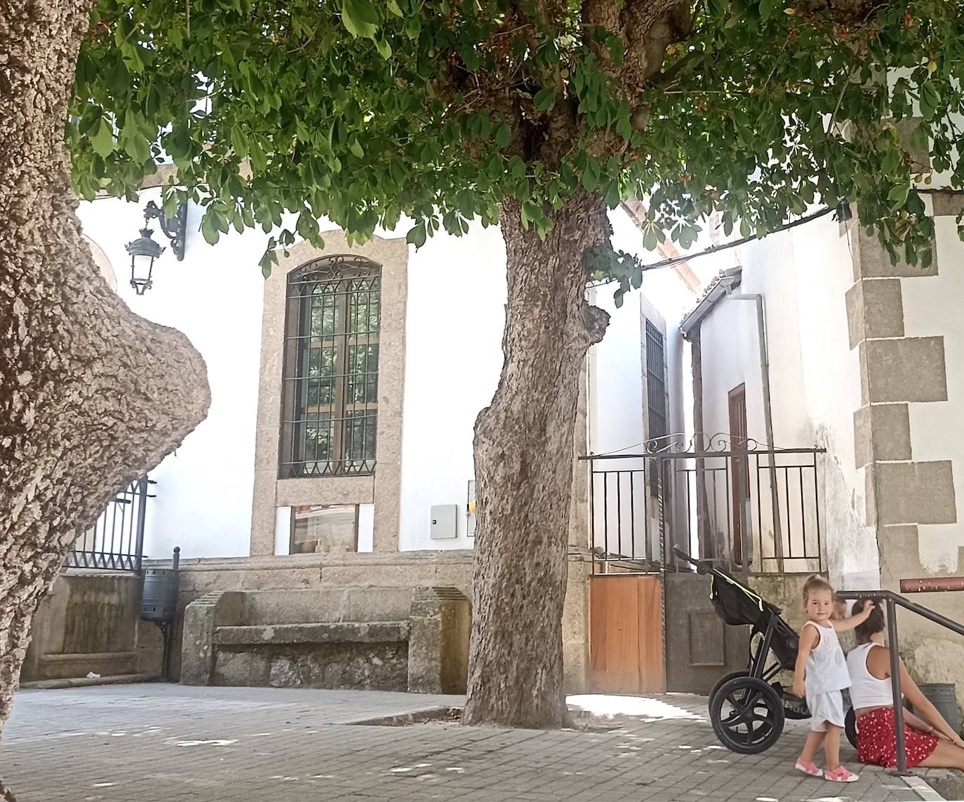 Dos edificios 'besándose' en Baños de Montemayor.