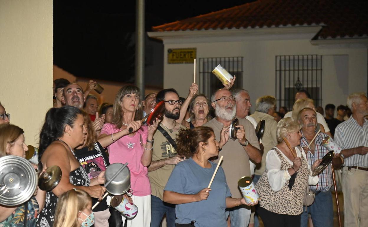 Protesta contra unos okupas el miércoles en Badajoz. 