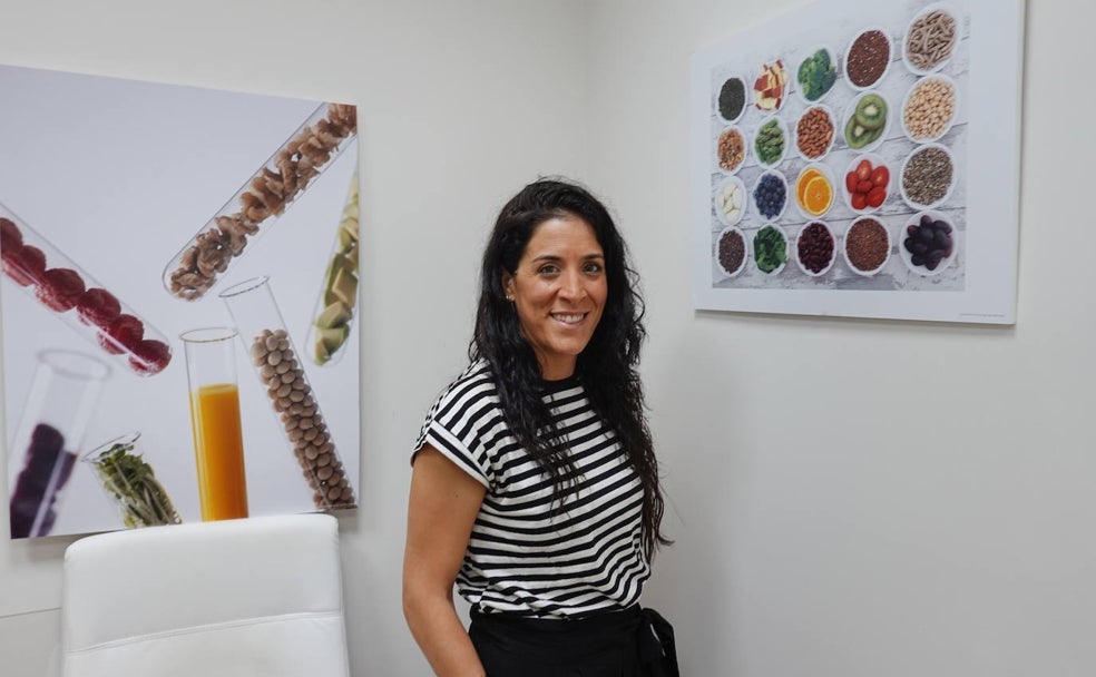 La doctora en Nutrición Dori López en su consulta de Badajoz. 