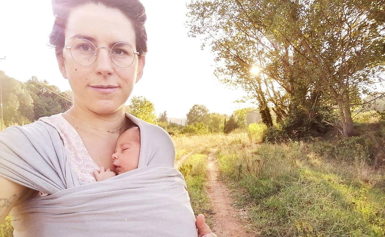 Gloria García, junto a su hija de un mes de vida. 